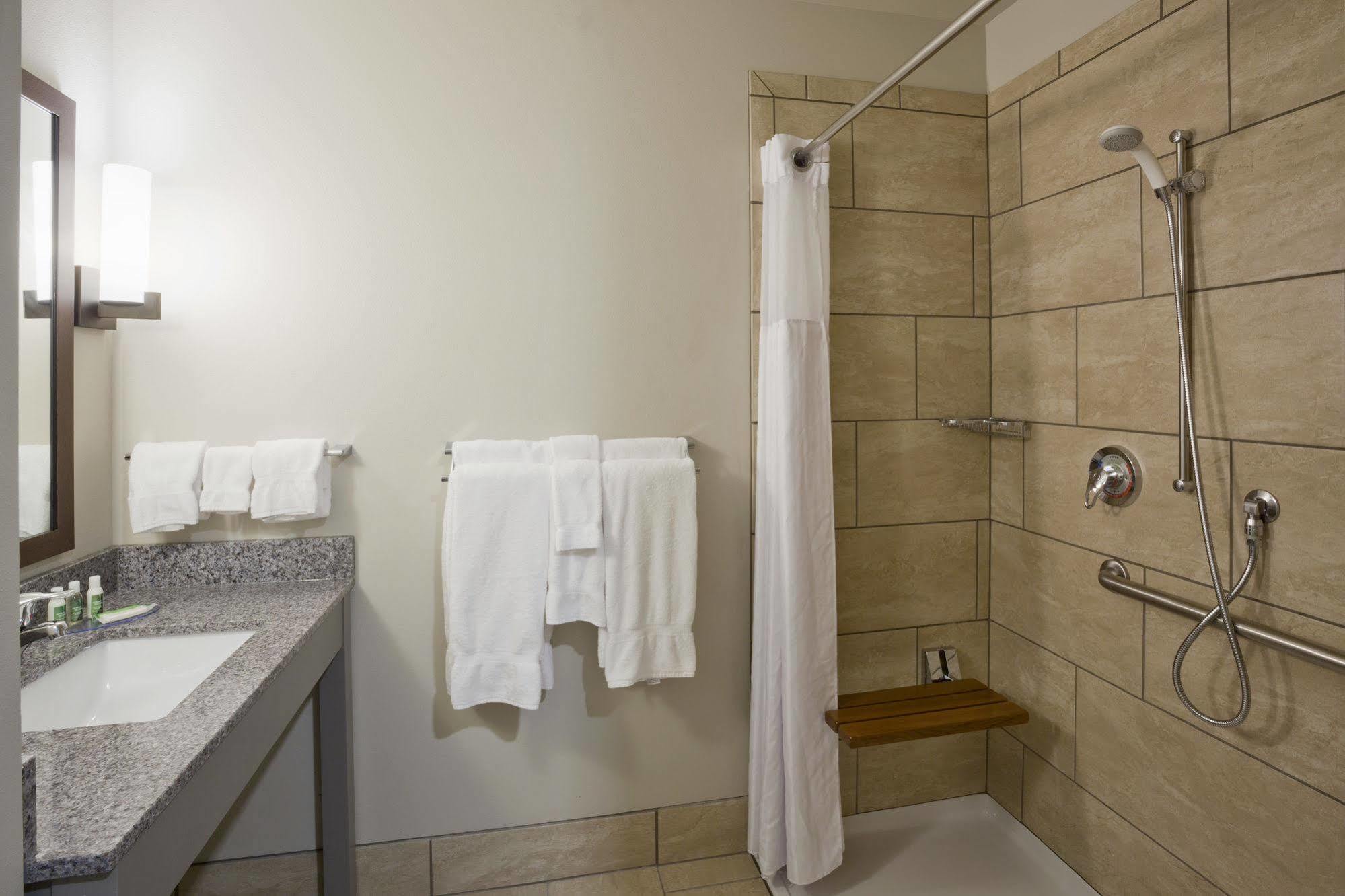 Grandstay Hotel & Suites Valley City Экстерьер фото